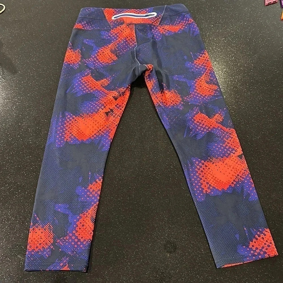 ATHLETA 3/4 Leggings in Red/Purple Pattern with Back zipper pouch Size Small - Picture 5 of 7
